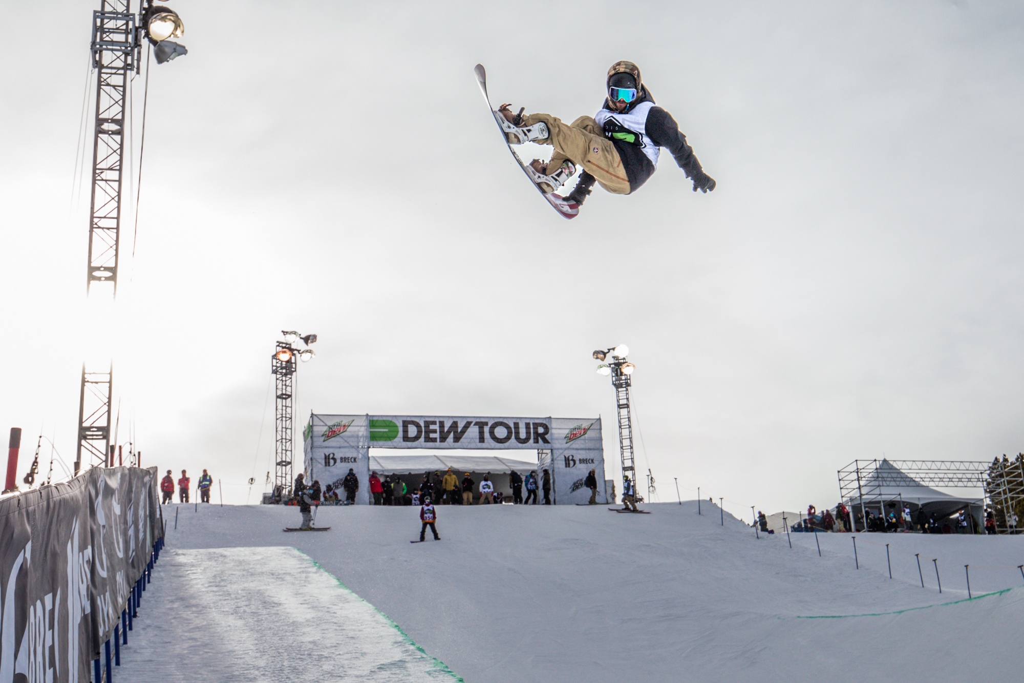 Dew_Tour_Breckenridge_George_Crosland_Danny_Davis_Mens_Snowboard_Pipe_Practice.jpg